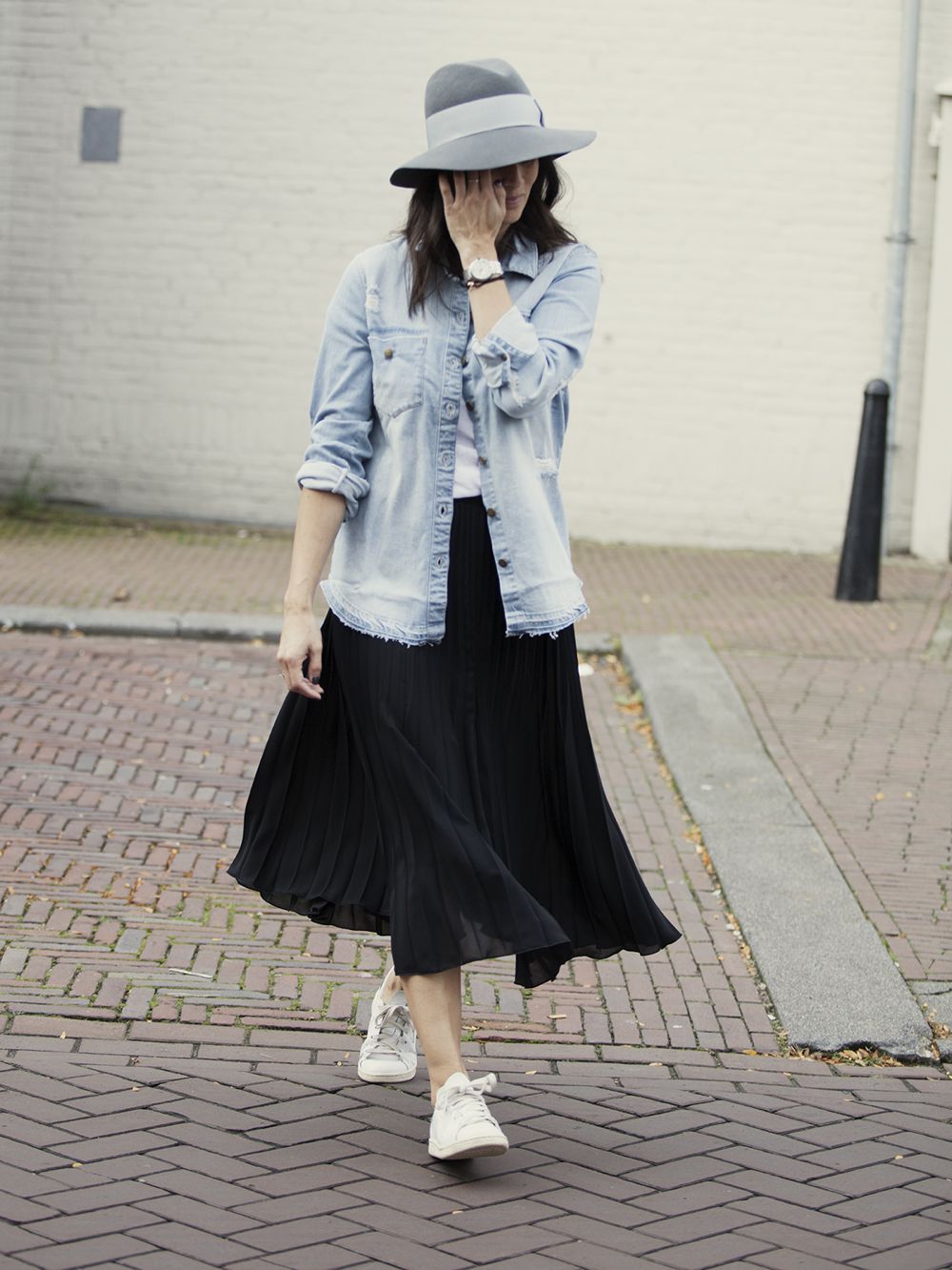 streetstyle look 2015 pleated skirt denim shirt www.blogforshops.nl wearing current elliot stann smith patrizia pepe